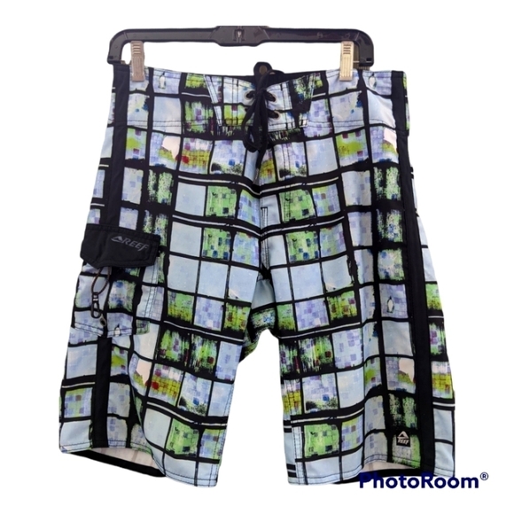 Reef multi-color geo print board shorts, 32 waist Beach Vacation - Picture 2 of 7